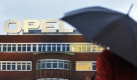 Mitarbeiter gehen am fruehen Donnerstag, 5. November 2009, zur Fruehschicht in das Opel Werk in Bochum, Nordrhein-Westfalen. VVergangene Nacht kuendigte der Mutterkonzern General Motors an, rund 10.000 Stellen in den europaeischen Werken zu kuerzen. Mit Arbeitsniederlegungen und Massenprotesten wollen die 25.000 deutschen Opel-Beschaeftigten am Donnerstag gegen den US-Konzern General Motors demonstrieren. (AP Photo/Frank Augstein) --- Workers enter the Opel car plant in Bochum, western Germany, Thursday morning, Nov. 5, 2009. General Motors Co. on Tuesday announced , it will keep its European Opel unit and restructure it instead of selling a 55 percent stake to Canadian auto parts maker Magna International and its partner, Russian lender Sberbank. (AP Photo/Frank Augstein) Foto: AP