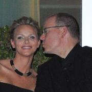 Beim Eagles-Konzert herzlich einander zugetan: Fürst Albert II. und seine Verlobte Charlene Wittstock.