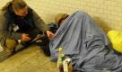 Nicht nur Tee und Decken, auch ein Gespräch und ein bisschen Fürsorge bringt Artur Darga den Obdachlosen in den Ecken der Großstadt. Seit 15 Jahren gibt es den Kältebus der Berliner Stadtmission. Foto: ddp