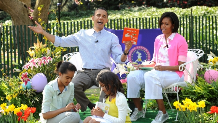 So verrückt, dass Präsident Obama sein Buch verkehrt herum hält: Familie Obama feiert zusammen mit der Bevölkerung Ostern im Garten des Weißen Hauses.