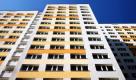 ARCHIV - Das damals größte deutsche Niedrigenergiehaus, aufgenommen am 12.03.2007 in Berlin. In einjähriger Bauzeit wurde der 1974 errichtete Plattenbau mit 296 Wohnungen umfassend saniert. Das Gebäude im Ost-Bezirk Lichtenberg soll nun mindestens 30 Prozent weniger Energie verbrauchen als zuvor. Wenn die Kulturhauptstadt Ende 2010 zu Ende geht, plant das Ruhrgebiet ein neues Großprojekt. Mitten im ehemaligen Kohlerevier soll eine 50 000- Einwohner-Stadt mit allen derzeitigen technischen Möglichkeiten zur Ökostadt umgebaut werden. Foto: Miguel Villagran dpa/lbn +++(c) dpa - Bildfunk+++  Foto: dpa