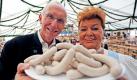 Fremdenverkehrsdirektorin Gabriele Weishäupl und Kreisverwaltungsreferent Wilfried Blume-Beyerle nehmen an der Sitzung der Oktoberfest-Wurstprüfungskommission teil. Die 1953 gegründete Einrichtung sorgt dafür, dass die hohe Qualität der deftigen Speisen auf dem Fest erhalten bleibt. Das größte Volksfest der Welt feiert sein 200-jähriges Bestehen und geht bis zum 4. Oktober. Foto: dpa