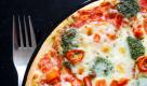 Eine Tiefkühlpizza liegt am Montag (13.07.2009) in Köln gebacken auf dem Tisch (Illustration). Bei manchen Pizzasorten ist der Käse kein Käse - ohne dass es die Verbraucher merken, wird ihnen mittlerweile immer häufiger falscher Käse untergejubelt. Zahlreiche Pizzen und Brötchen werden mit Käse-Imitat überbacken, in den Kühlregalen der Supermärkte versteckt sich käseähnlicher «Pizza- Mix» neben echtem Edamer und Gouda. Die Bundesregierung arbeitet nunmehr an Vorschlägen für strengere Regeln für sogenannte Lebensmittel-Imitate. Foto: Oliver Berg dpa/lnw (zu dpa 0532) +++(c) dpa - Bildfunk+++ Foto: dpa
