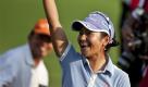 Die japanische Golferin Ai Miyazato zeigt ihre Siegestrophäe im Siam Country Club nach der Finalrunde des LPGA Thailand Wettbewerbs  in Pattaya. Foto: ap