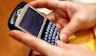 Eine Frau liest eine E-Mail auf ihrem Blackberry. (Symbolbild) Foto: dpa