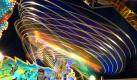 Lichtspiele: Auf dem 48. Münchner Frühlingsfest wirbelt die Gondel eine Fahrgeschäfts durch die Luft. Foto: Sven Hoppe Foto: dpa