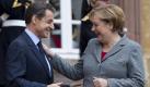Deutschland und Frankreich dringen auf zügige Änderungen der EU-Verträge für eine strengere Überwachung der Euro-Stabilitätsregeln. Dafür erwägen Bundeskanzlerin Angela Merkel (CDU/rechts) und Staatspräsident Nicolas Sarkozy nach Informationen der Bild- Zeitung auch zunächst einen Vertrag zwischen den Nationalstaaten wie einst beim Wegfall der Grenzkontrollen. Ein neuer Stabilitätspakt solle möglichst bereits bis Anfang nächsten Jahres erreicht werden. Foto: dpa