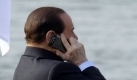 Für Aufsehen sorgte der italienische Ministerpräsident beim NATO-Gipfel im April 2009 in Kehl. Während Bundeskanzlerin Angela Merkel darauf wartet ihn zu begrüßen, telefoniert Berlusconi am Rhein-Ufer. Foto: ddp