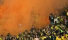 Solche Szenen gehören zum Revierderby dazu. Dortmunder Fans zünden im Fanblock ein bengalisches Feuer. Foto: ddp