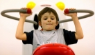 Krafttraining an Geräten ist für Kinder zwar nicht schädlich, aber langweilig. Viel mehr Spaß macht es, beim Klettern auf einen Baum durch das eigene Körpergewicht die Muskel zu stärken. Foto: ddp