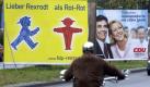 Mit Rexrodt statt Rot-Rot versuchte die FDP einst Berlins Oberbürgermeister Klaus Wowereit aus dem Rennen zu stoßen. Das gelang der Partei genauso wenig wie dem CDU-Kandidaten Frank Steffel, der sich mit seiner Frau auf dem Wahlplakat ablichten ließ. Im Zuge dieser Wahl prägte Wowereit den Spruch: «Ich bin schwul, und das ist gut so». Foto: dpa