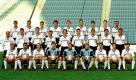 Helmer gehört bei vier großen Turnieren zum DFB-Kader: Bei der EM 1992 in Schweden und der WM 1994 in den USA macht er jeweils drei Spiele. Bei der Weltmeisterschaft 1998 (hier ein Mannschaftsfoto mit Helmer oben links) in Frankreich läuft er zweimal auf. Foto: dpa