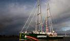 Das neue Flaggschiff der Umweltorganisation Greenpeace, die «Rainbow Warrior III», fährt in Hamburg auf seiner Jungfernfahrt auf der Elbe. Mit dem 58 Meter langen und 14 Knoten schnellen Motorsegler will Greenpeace ab sofort gegen Umweltsünder kämpfen. Foto: dapd