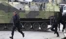 Policemen run for cover from shooting as another one aims his weapon during an operation against drug traffickers in Vila Cruzeiro slum, Rio de Janeiro, Brazil, Thursday Nov. 25, 2010. Police in Rio entered a heavily fortified slum Thursday in an effort to apprehend drug gang leaders they blame for days of widespread violence in the city.(AP Photo/Felipe Dana) Foto: ap