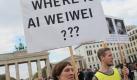 Berlin. Demonstranten fragen: Wo ist Ai Weiwei? Auch gut zwei Wochen nach der Festnahme des regimekritischen chinesischen Künstlers fehlt jede Spur von ihm. Ais Schwester Gao Ge ist nicht sicher, ob die weltweiten Proteste gegen die Inhaftierung zur Freilassung ihres Bruders beitragen. Ich glaube aber nicht, dass die internationalen Proteste seine Lage verschlimmern, sagte sie in einem Telefongespräch. Foto: dpa