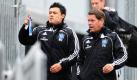Der Sportdirektor des Hamburger SV und Interims-Teamchef Frank Arnesen (rechts) und der Co-Trainer Rodolfo Esteban Cardoso leiteten heute das Training der Mannschaft. Nach ergebnisloser dreiwöchiger Suche hat sich Sportdirektor Arnesen eigenmächtig zum neuen Teamchef des HSV ernannt, bis einer neuer Trainer gefunden ist. Wohin die Reise geht, bleibt weiter ungewiss. Derzeit stehen die Hanseaten auf dem letzten Platz der Tabelle. Foto: dpa