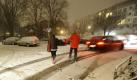 Die Rückkehr des Winters mit erneutem Schneefall hat am Freitagabend und am frühen Samstagmorgen nicht nur in Hamburg zahlreiche Autofahrer und Passanten ins Rutschen gebracht. Foto: dpa