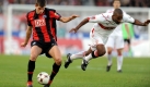 Ein Punkt gewonnen oder zwei verloren? Hertha BSC Berlin errang nach einer 1:0-Führung beim VfB Stuttgart den fünften Punkt der Saison. Hier behauptet Nemanja Pejcinovic (links) den Ball gegen den strauchelnden Cacau. Foto: dpa