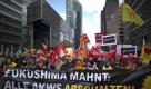 Teilnehmer einer Demonstration gegen Atomkraft protestieren am Samstag in Berlin am Potsdamer Platz mit einem Transparent mit der Aufschrift Fukushima mahnt: Alle Akws abschalten!. In den vier deutschen Staedten Berlin, Hamburg, Koeln und Muenchen protestieren am Samstag Atomkraftgegner. Allein in Berlin werden mehr als 50.000 Demonstranten erwartet. Foto: dapd
