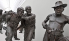 Skulpturen aus der Gruppe Hof für die Pachteinnahme aus der Mao-Zeit stehen in der Schirn-Kunsthalle in Frankfurt am Main in der Ausstellung Kunst für Millionen - 100 Skulpturen der Mao-Zeit. Das 1965 entstandene, aus mehr als 100 lebensgroßen Figuren bestehende Ensemble zählt zu den wichtigsten Werken der modernen chinesischen Kunstgeschichte. Die Schirn zeigt die Gruppe anlässlich des China-Schwerpunkts der Frankfurter Buchmessse. Das Werk ist zum ersten Mal überhaupt im Westen zu sehen. Foto: ddp