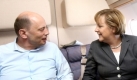 Vor allem wegen der Probleme bei der Bahn gibt es immer wieder Kritik an Tiefensee, der in der Presse zweitweise als einer der schwächsten Minister im Kabinett kritisiert wird. Das Verhältnis zu Bundeskanzlerin Angela Merkel (hier auf einer Dienstreise nach China) ist trotzdem gut. Foto: ddp