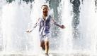 In Seoul sucht ein südkoreanischer Junge Abkühlung in einem Springbrunnen. Die Temperaturen in Südkorea sollen heute und in den kommenden Tagen mehr als 30 Grad erreichen. Foto: dpa