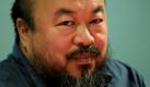 Zeitung: Chinesischer Künstler Weiwei zieht nach Berlin
Vorspann: 	
Text: 	

   Berlin/Peking (dpa) - Der chinesische Konzeptkünstler und Internetaktivist Ai Weiwei plant einen Teil-Umzug nach Berlin. Der «Berliner Zeitung» (Dienstag) sagte der Künstler, er treffe derzeit Vorbereitungen, um im Stadtteil Oberschöneweide ein Studio zu kaufen. Der regierungskritische Künstler ist seit längerem Repressalien ausgesetzt und wurde zeitweise auch unter Hausarrest gestellt. Erst im Januar 2011 hatten die chinesischen Behörden ohne Vorwarnung sein Atelier in Schanghai abgerissen, im Februar kam seine geplante erste große Ausstellung in Peking nicht zustande.

   «Ich bin einfach ratlos, wie ich hier weiter arbeiten kann», sagte er der «Berliner Zeitung». Seine Erfolge als Künstler feierte der 53-Jährige bisher fast ausschließlich im Ausland, etwa in der Londoner Tate Modern. Als Flucht aus der Volksrepublik China will Ai Weiwei seinen Schritt jedoch nicht verstanden wissen. Auf dem ehemaligen AEG-Gelände, auf dem zu DDR-Zeiten das Kombinat VEB Kabelwerk Oberspree produzierte, will Ai Weiwei nun vier Hallen kaufen und insgesamt 4800 Quadratmeter beziehen. Zum Gallery Weekend wird er dort am 29. April eine Ausstellung eröffnen.

# dpa-Notizblock

## Redaktionelle Hinweise - Der Beitrag lag dpa in redaktioneller Fassung vor

* * * * Die folgenden Informationen sind nicht zur Veröffentlichung bestimmt

## dpa-Kontakte - Autor: Hans-Rüdiger Bein, +49 30 285231201 - Redaktion: Renate Grimming, +49 30 2852-32292,

dpa bn yybb n1 rg
Ressort: 	Medien
Schlagworte: 	Kunst/International/China Foto: dpa