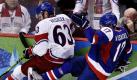Der Tscheche Josef Vasicek (Nr. 63) und der Slowake Lubomir Visnovsky (Nr. 17) beim Kampf um den Puck im Vorrundenspiel der Tschechischen Republik gegen die Slowakei in Vancouver. Tschechien gewann mit 3:1. Foto: ap