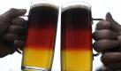Falls die Krümel im Hals stecken bleiben, weil doch noch Messi für Argentinien abräumt, schnell nachspülen mit einem Schluck Schwarz-Rot-Güldenem! Das WM-Bier ist ein Glücksgriff der Schwalenberger Brauer, die einfach mal Biere verschiedener Stärkegrade übereinander gezapft haben - und feststellten: Es entstehen Schichten! Damit der Gerstensaft nicht aus Versehen blau-weiß-blau ausfällt, ist die Malzsorte zu beachten. Insgesamt stecken zehn Malzarten, drei Hopfen und untergärige Hefe im Deutschlandbier. Foto: ddp