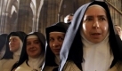 Nuns listen to Pope Benedict XVI's message as he celebrates first vespers in the St. Vitus Cathedral in Prague, Czech Republic, Saturday, Sept. 26, 2009. The Pontiff arrived to the Czech Republic for a three day visit. (AP Photo/Max Rossi, Pool) Foto: ap