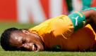 Didier Drogba liegt verletzt am Boden. Foto: dpa