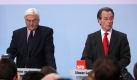 SPD-Kanzlerkandidat Frank-Walter Steinmeier (l) und SPD-Chef Franz Müntefering kommentieren am Sonntag (27.09.2009) in Berlin im Willy-Brandt-Haus die ersten Hochrechnungen zur Bundestagswahl.
 Foto: dpa