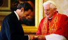Der französische Präsident Nicolas Sarkozy tauscht im Rahmen einer privaten Audienz im Vatikan Geschenke mit Papst Benedikt XVI. Der Besuch wird als Wiedergutmachung nach der Kontroverse über den Umgang mit Zigeunern in Frankreich gesehen. Dort wurden Roma als potenzielle Verbrecher verunglimpft, hunderte verloren ihre Unterkünfte und mehr als tausend wurden in ihre Heimatländer abgeschoben. Der Papst kritisierte die Handlungen Sarkozys und rief zu Toleranz auf. Foto: dapd