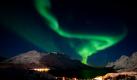 Das Nordlicht, auch aurora borealis genannt, zeichnet sich am nächtlichen Himmel über dem Dorf Ersfjordbotn in der Nähe des norwegischen Tromsö ab. Das grüne Licht entsteht durch das Zusammenspiel von energetisch geladenen Partikeln der Sonne und Gasmolekülen in der oberen Atmosphäre der Erde. Geladene Teilchen fliegen ständig von der Sonne aus in das All. Auf der Erde werden sie von den Polen angezogen, wo sie mit den Gasteilchen kollidieren. Foto: dpa