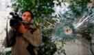 Ein Kameramann filmt ein Einschussloch in einem Wagen eines Mitarbeiters der iranischen Botschaft in Peschawar, Pakistan. Ein Pakistani, der bei der iranischen Botschaft arbeitete, wurde erschossen.  Foto: ap