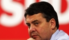 Der Bundesparteitag mit der Wahl des neuen Vorsitzenden Sigmar Gabriel hat der SPD nicht den erhofften Schub in der Wählergunst beschert. Bei einer in der Woche nach dem Dresdner Parteitag durchgeführten Forsa-Umfrage sackten die Sozialdemokraten um einen Punkt auf 19 Prozent ab. Sie erreichten damit den niedrigsten Wochenwert, den Forsa jemals für die SPD gemessen hat. Foto: dpa