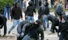 Demonstranten werfen in Rostock Steine auf Polizisten. Foto: Bernd Wüstneck/Archiv Foto: dpa
