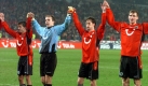 Fußball-DFB-Pokal, Achtelfinal, Hannover 96 - Borussia Dortmund am Dienstag (09.11.2004) in der AWD-Arena in Hannover. Nach dem Schlusspfiff und ihrem 1:0-Sieg jubeln die Hannoveraner mit Kapitän Altin Lala (l-r), Torwart Robert Enke, Torschütze Silvio Schröter und Nationalspieler Per Mertesacker. Foto: Wolfgang Weihs dpa/lni Foto: dpa