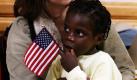 Die vierjährige Jenae aus Haiti in den Armen ihrer Adoptivmutter Kristi Beneschan auf dem Orlando-Sanford Airport in Florida. Beneschan und ihre Familie hatten auf dem Flughafen 36 Stunden auf ihre Adoptivtochter gewartet.  Foto: ap