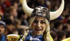 Ein weiblicher Fan des schwedischen Eishockey-Nationalteams sorgt für Nachschub an Getränken beim Olympia-Spiel Schweden gegen Finnland. Der Einsatz hat sich gelohnt: Schweden setzte sich  mit 3:0 durch.
 Foto: ap