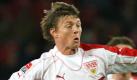 Platz 5: Nachdem Jon Dahl Tomasson (l.) mehr als 60 Tore für Feyenoord Rotterdam erzielte hatte, jagten zahlreiche europäische Topklubs nach dem Dänen. Der AC Mailand bekam den Stürmer 2002 noch ablösefrei, der VfB Stuttgart zahlte drei Jahre später 7,5 Millionen Euro. Doch in der Bundesliga wurde Tomasson den Erwartungen nicht gerecht. Zunächst wurde er zum FC Villarreal ausgeliehen, rutschte dann in die zweite Mannschaft des VfB und wurde schließlich ganz entlassen. Foto: dpa