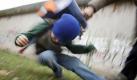 Kinder, die vor allem «cool» sein wollen, tun sich schwer damit, Mobbing als Problem anzuerkennen und zu lösen. (Symbolbild) Foto: dpa