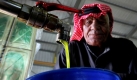 In Salt, nordwestlich der jordanischen Hauptstadt Amman, kontrolliert ein Arbeiter den Fluss des gerade gepressten Olivenöls.  Foto: ap