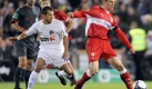 Wer Fußball spielt, der riskiert schnell mal einen gefährlichen Tritt zwischen die Beine. Schmerzhaft! Im schlimmsten Fall kann das zu einer Hodenruptur führen und zur Amputation. Foto: dpa