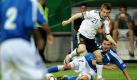 Marko Marin: Der Bremer Wirbelwind spielte nach seiner Einwechslung die gegnerische Abwehrreihe schwindlig. Nach einer Minute holte er den Elfmeter zum 2:1 heraus. Nach einem erneuten Foul an ihm hätte ein zweiter folgen müssen. Mehr als nur eine WM-Alternative! Foto: ddp