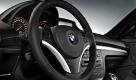 Optional sind beide Modelle mit Sport- oder M-Sportlederlenkrad nebst Schaltwippen erhältlich. Foto: pi