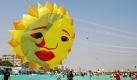 Zuschauer beobachten den Kite des Neuseeländers Simon Chisnall beim Internationalen Kite Festival in Ahmadabad, Indien. Über 105 Kiteflieger aus 34 Ländern nehmen an dem Festival teil, das am 14. Januar seinen Höhepunkt erreichen wird. Foto: ap