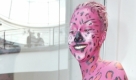Mensch oder Puppe? Diese lebendige Schaufensterpuppe ist eine von 400, die sich im Oberhausener Einkaufszentrum Centro den Eintrag ins Guinness-Buch erspielten. Foto: ddp