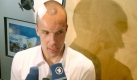 National-Torwart Robert Enke von Hannover 96, wird am Dienstag (26.05.2009) am Frankfurter Flughafen von Fernsehteams interviewt. Ersatzgeschwächt fliegt das DFB-Team am Nachmittag Richtung Asien. Foto: Julian Stratenschulte dpa/lhe +++(c) dpa - Bildfunk+++ Foto: dpa