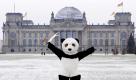 Eine Aktivistin des WWF steht in einem Pandakostüm vor dem Deutschen Reichstag in Berlin. Die Umweltstiftung fordert damit die deutsche Bundesregierung auf, sich aktiv für den Klimaschutz einzusetzen.
 Foto: dpa
